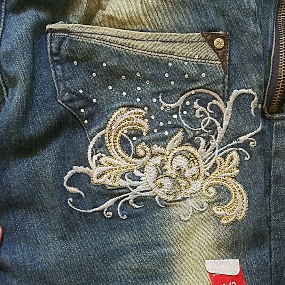 APPLE BOTTOMS CAPRI'S - Picture 5 of 8